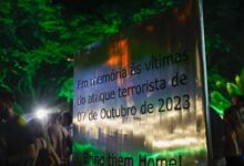 Esta imagen muestra una placa conmemorativa durante un acto organizado por la comunidad israelí para rendir homenaje a las víctimas del ataque de Hamás del 7 de octubre de 2023, en el Club Hebraica de São Paulo, Brasil, el 5 de octubre de 2025.