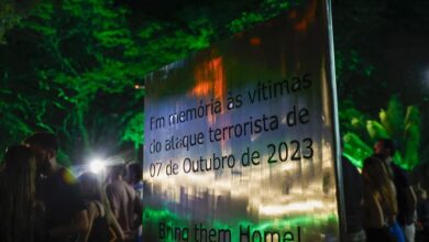 Esta imagen muestra una placa conmemorativa durante un acto organizado por la comunidad israelí para rendir homenaje a las víctimas del ataque de Hamás del 7 de octubre de 2023, en el Club Hebraica de São Paulo, Brasil, el 5 de octubre de 2025.