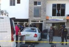 La escena del crimen en La Barranquita, Santiago acordonada por agentes policiales.