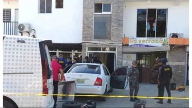 La escena del crimen en La Barranquita, Santiago acordonada por agentes policiales.