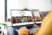 La propina obligatoria por pedidos a domicilio deberá ser repartida entre los empleados del establecimiento, según el proyecto de la reforma laboral.